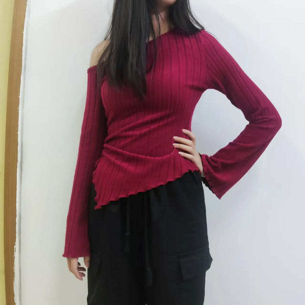 Blusa Asimétrica de Hombros Descubiertos para Mujer – Manga Larga