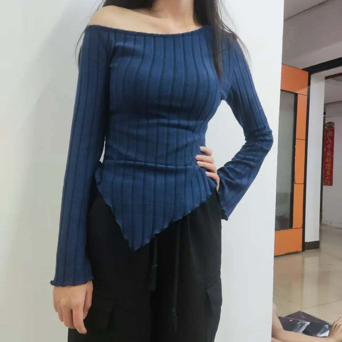 Blusa Asimétrica de Hombros Descubiertos para Mujer – Manga Larga